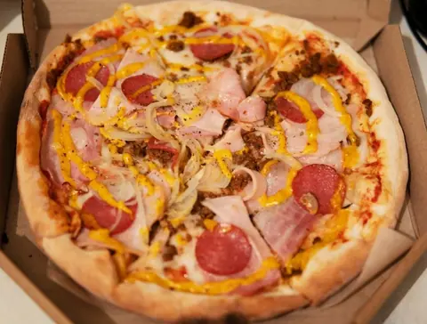 Pizza mit Schinken und Salami