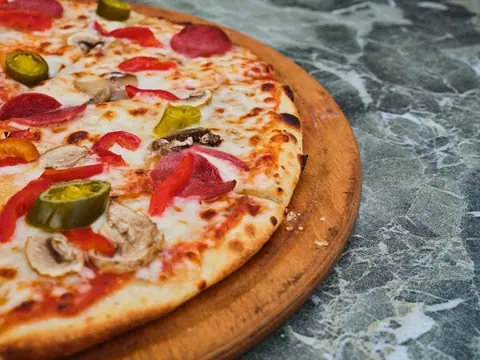 Scharfe Pizza mit Salami, Peperoni und Paprika