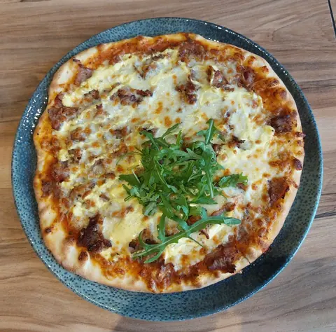 Pizza mit Dönerfleisch und Käse