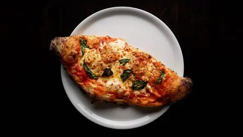 Calzone auf einem weißen Teller