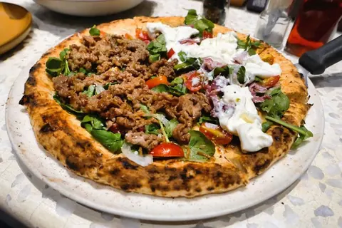 Pizza mit Hackfleischsauce und Käse