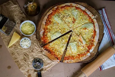 Käsepizza mit vier Käsesorten