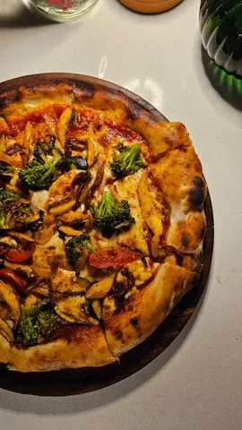 Pizza mit Brokkoli und Champignons