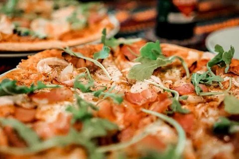 Pizza mit Garnelen und Rucola