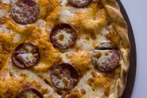 Pizza mit Sucuk-Scheiben und Käse