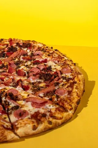 Pizza mit Fleischbelag