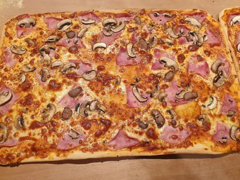 Familien-Blechpizza mit Schinken und Champignons