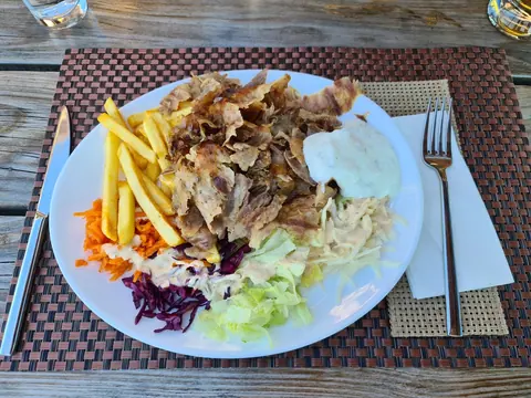 Dönerteller mit Pommes, Salat und Sauce