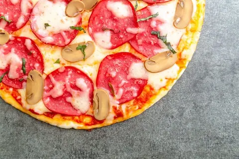Pizza mit Salami und Champignons