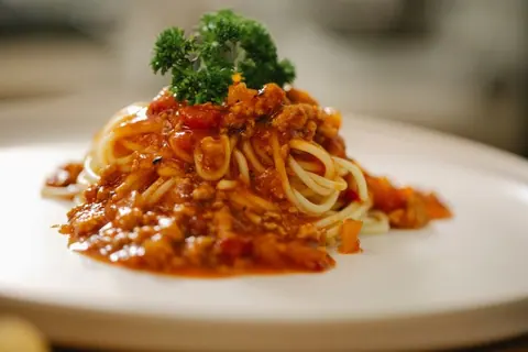 Spaghetti mit Fleischsauce und Petersilie