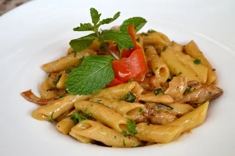 Penne mit Hähnchen und Paprika in Currysauce