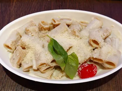 Rigatoni in Käse-Sahnesauce mit Basilikum