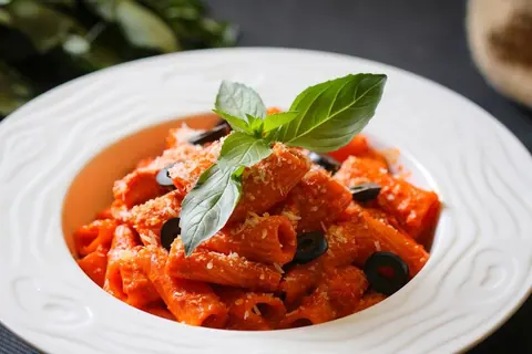 Rigatoni in Tomatensauce mit Basilikum