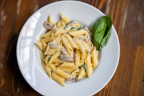 Penne mit Hähnchen und Champignons in Sahnesauce