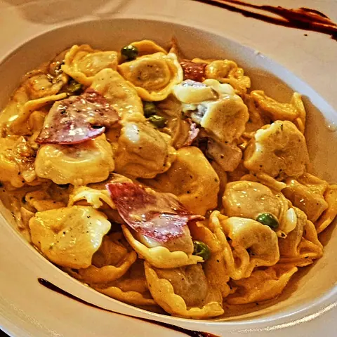 Tortellini in Sahnesauce mit Schinken