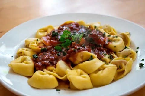 Tortellini mit Tomatensauce