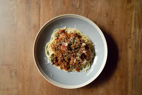 Spaghetti Bolognese auf einem Holztisch