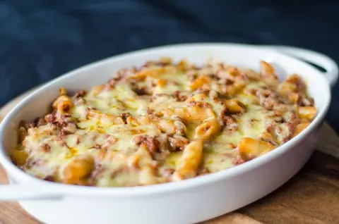 Überbackene Nudeln mit Bolognesesauce und Käse in einer Auflaufform