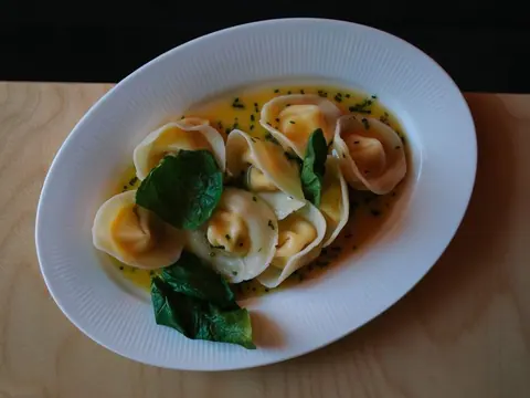 Tortellini mit Spinat in heller Sahnesauce