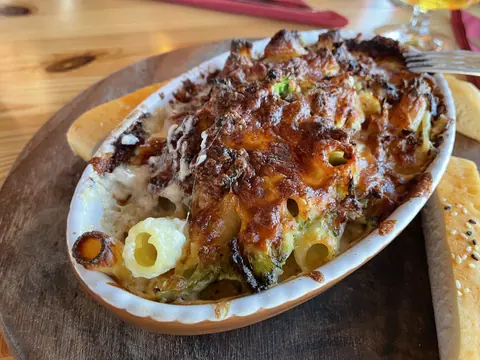 Überbackene Rigatoni mit Brokkoli und Käse in der Form