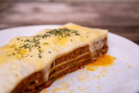 Stück Lasagne mit Käse überbacken
