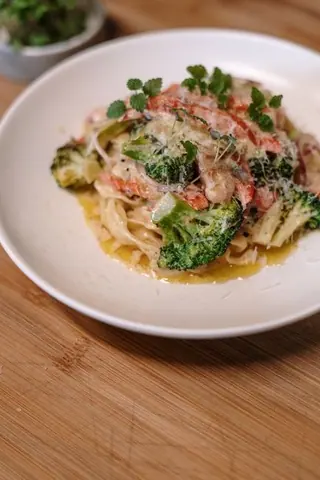 Rigatoni mit Brokkoli und Fleisch in Sahnesauce