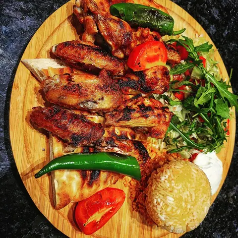 Gegrillte Hähnchenflügel auf einem Holzbrett
