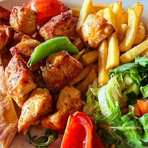 Hähnchenspieß mit Pommes und Salat