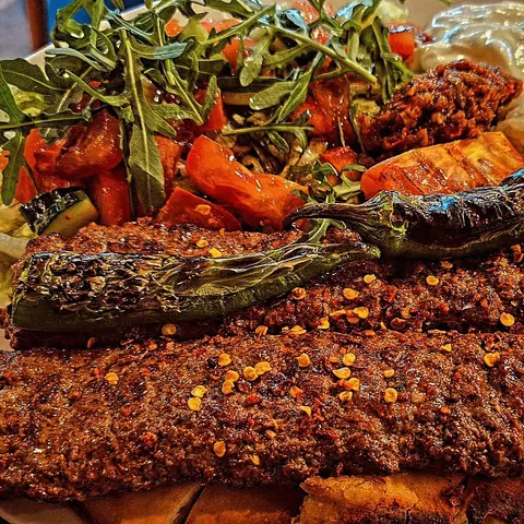 Adana-Spieße mit Chiliflocken und Rucola