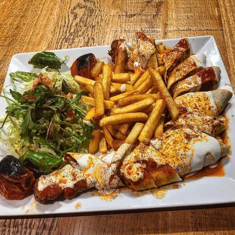 Sarma Beyti mit Pommes und Salat