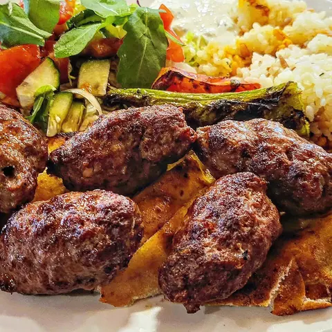 Köfte mit Reis und Salat