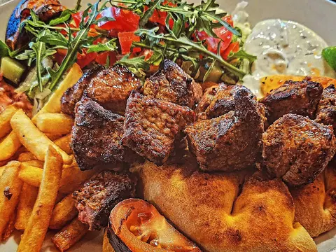 Lammspieß-Stücke mit Pommes und Rucola