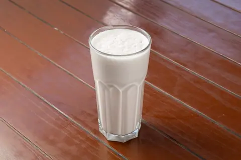 Glas Ayran auf einem Holztisch