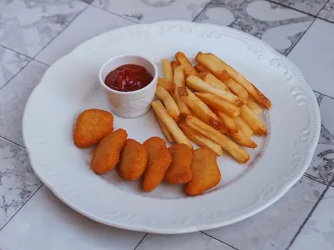 Chicken Nuggets mit Pommes und Ketchup