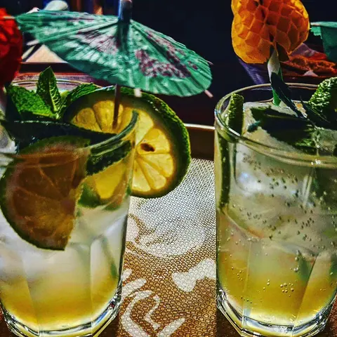 Zwei alkoholfreie Minz-Limetten-Cocktails mit Schirmchen