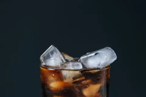 Glas Cola mit Eiswürfeln