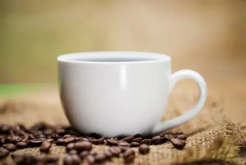 Tasse Kaffee auf Kaffeebohnen