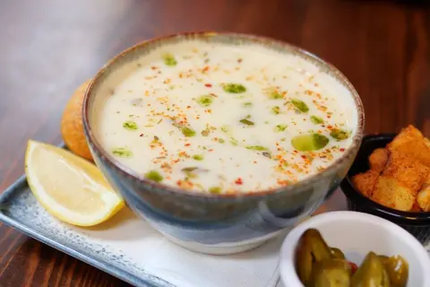 Helle türkische Suppe mit Zitrone und eingelegten Peperoni