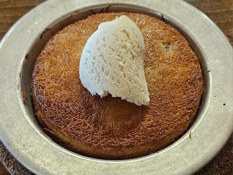 Künefe mit einer Kugel Eis