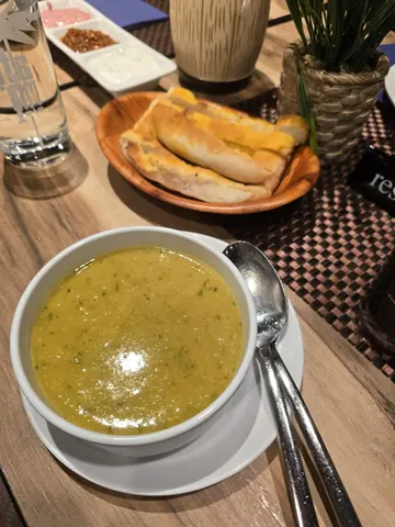 Linsensuppe mit Brot