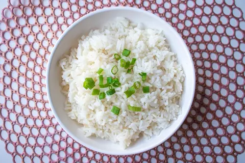 Schale mit weißem Reis und Frühlingszwiebeln