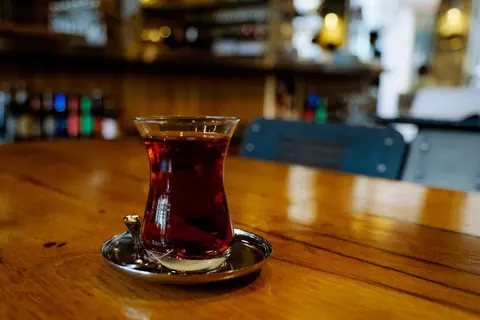 Türkischer Tee im Tulpenglas