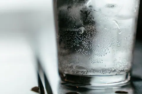 Glas Mineralwasser