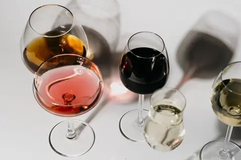 Gläser mit Rotwein, Roséwein und Weißwein