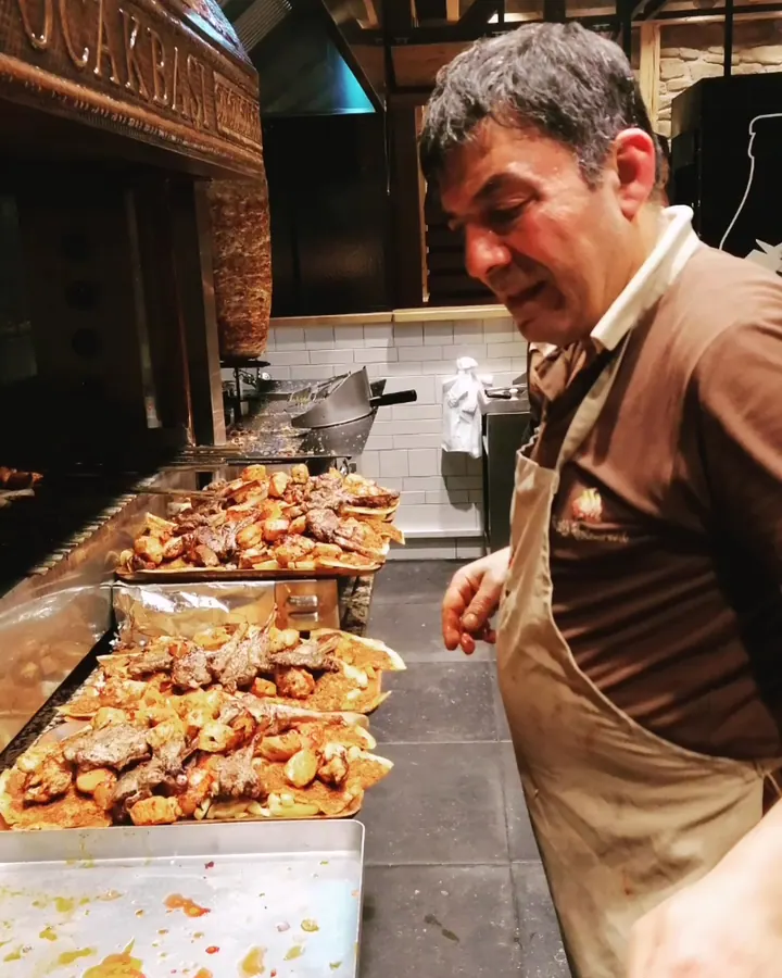 Am Holzkohlegrill: frische Spieße werden gegrillt