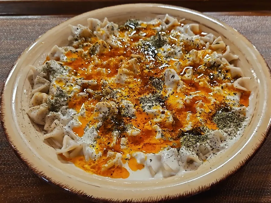 Mantı mit Joghurt, Paprikabutter und Minze