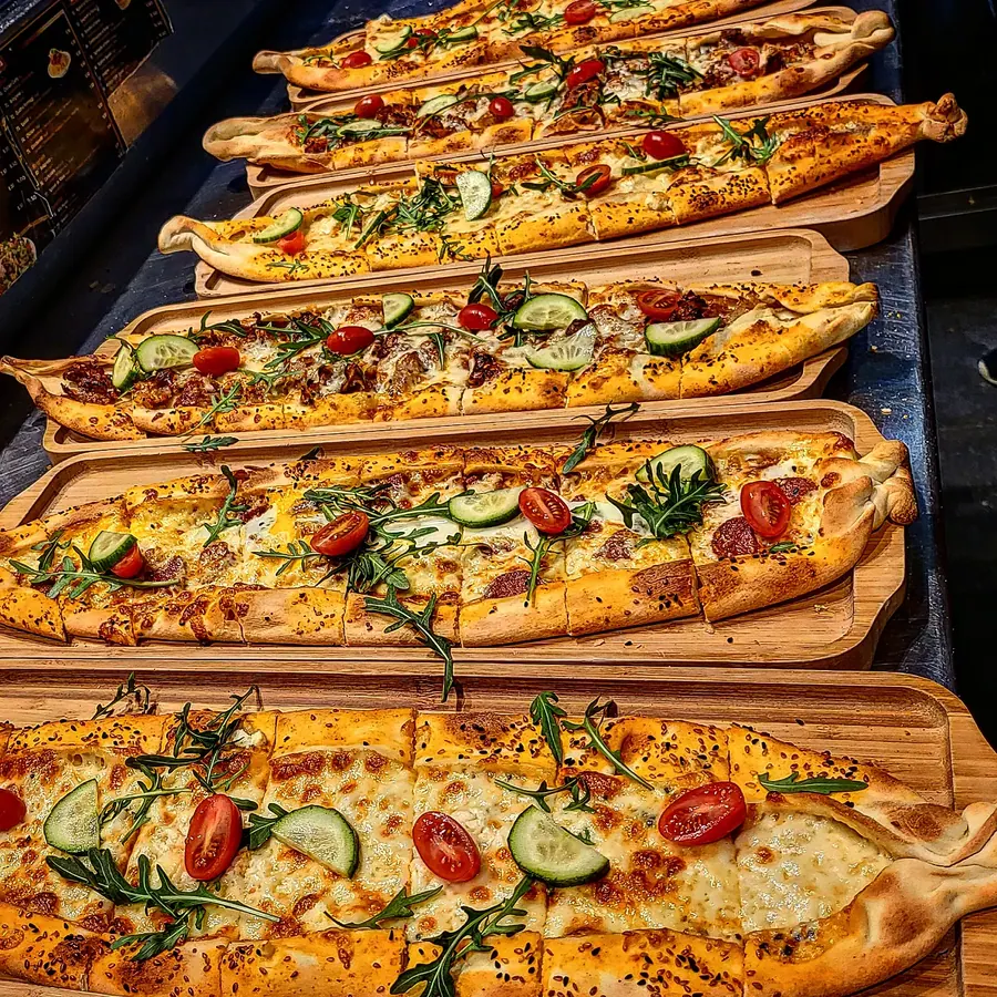 Frische Pide in einer Reihe am Küchenpass