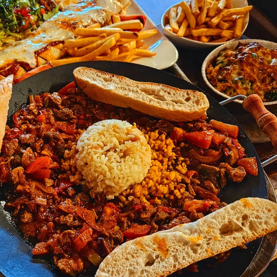 Saç Kavurma in der Pfanne mit Reis und Brot