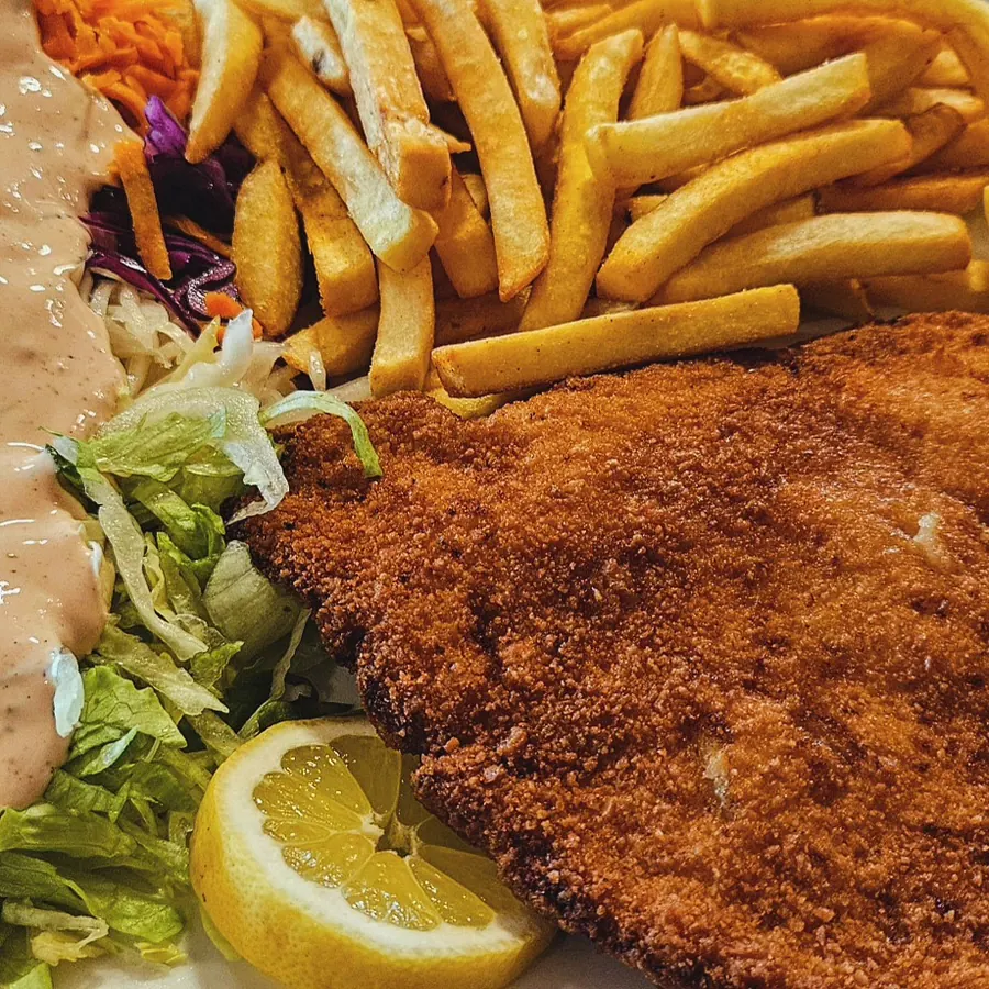 Schnitzel mit Pommes, Zitrone und Salat