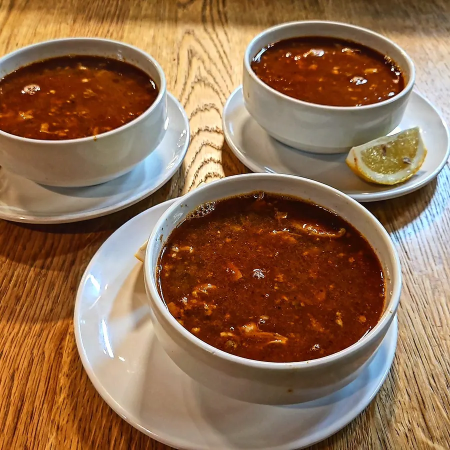 Drei Schalen Linsensuppe mit Zitrone